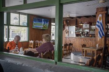 Parrillada Las Flores, en Garibaldi y Emilio Raña, en Montevideo. · Foto: Gianni Schiaffarino