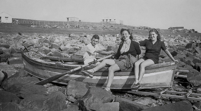 Washington Barthe, Susana Arias y Susana Mondueri, en una chalana de pesca en la zona rocosa de Punta Colorada, Maldonado, año 1950 aprox. Foto: Familia Mondueri