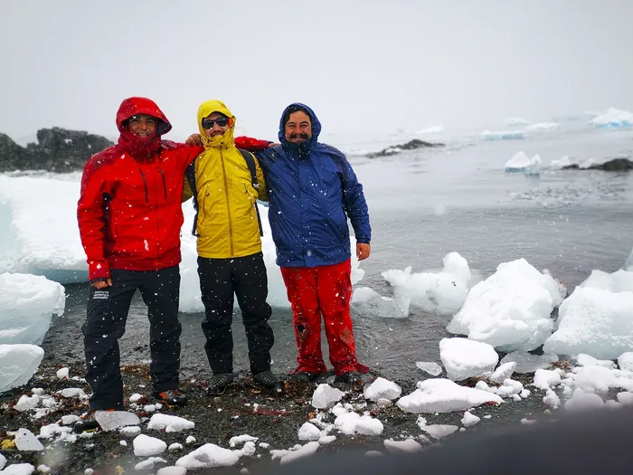 Juan Pablo Lozoya, Miguel González y Franco Teixeira de Mello en Bahía Esperanza. Foto: Franco Teixeira de Mello