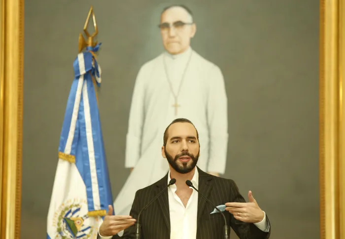 Foto principal del artículo 'El Salvador ofrece salud pública con IA y despide a médicos'