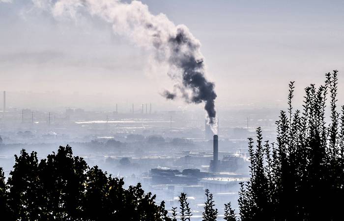 Chimenea de una planta industrial en Lyon, Francia, el 15 de octubre de 2021. · Foto: Philippe Desmazes, AFP