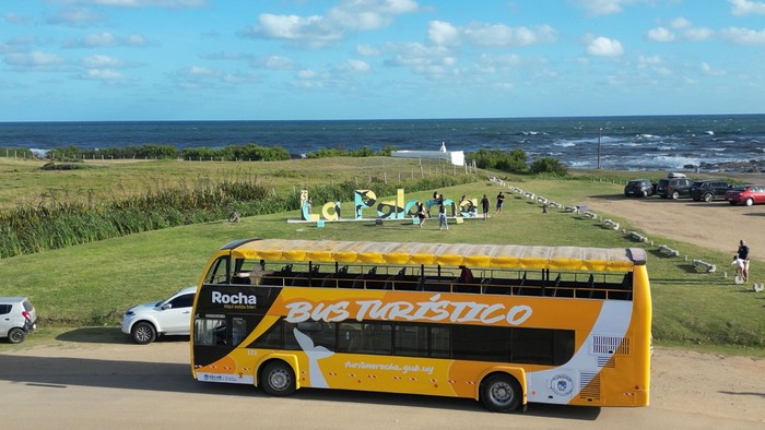 Foto principal del artículo 'Temporada de ballenas: este sábado el bus turístico de Rocha comienza un recorrido temático'