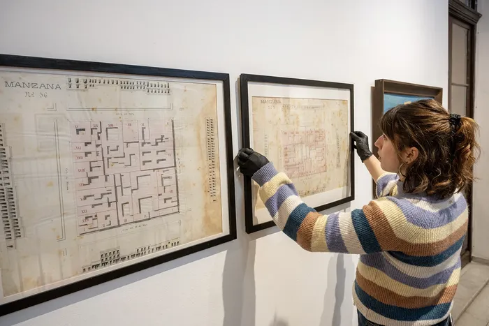 Durante el montaje de Vieja y querida, en el Museo Histórico Nacional. · Foto: Martín Varela Umpiérrez, Museo Histórico Nacional