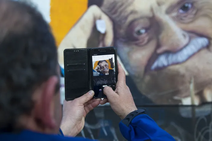 Mural de Mario Benedetti frente al Palacio Legislativo (archivo, 2019). · Foto: Ernesto Ryan
