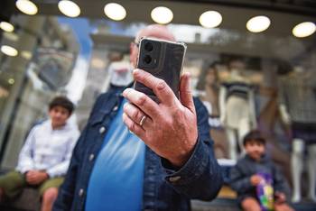 Foto principal del artículo '¿Adiós para siempre?: crece la tendencia a bajar o escapar de la conectividad' · Foto: Martín Varela Umpiérrez