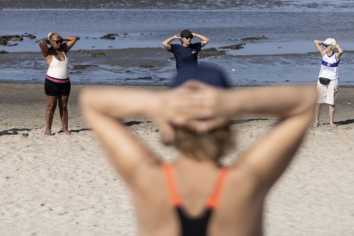 Clases de gimnasia para adultos de la Intendencia de Montevideo en la playa Ramírez (archivo). · Foto: Ernesto Ryan