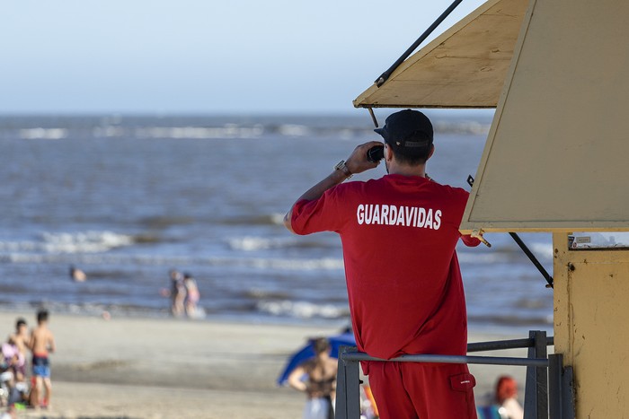 Foto principal del artículo 'A 90 años de la primera brigada de salvavidas, Uruguay avanza hacia una ley de seguridad acuática' · Foto: Rodrigo Viera Amaral
