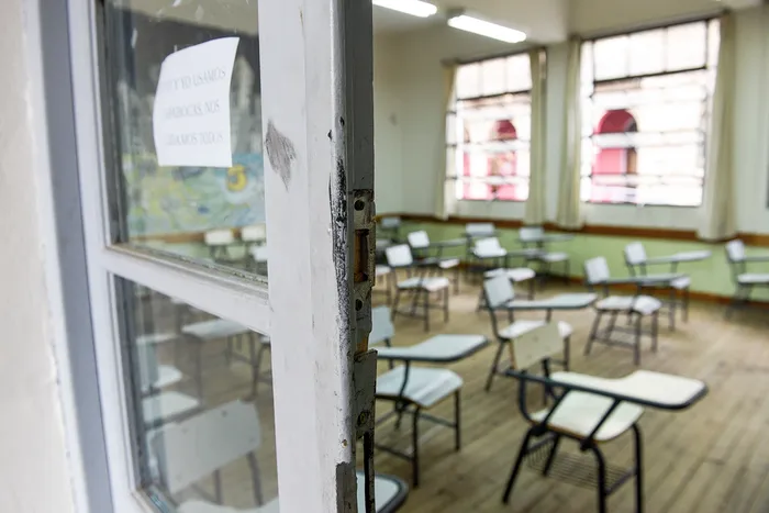 Foto principal del artículo 'Crianza digital y ola de violencia en escuelas: la crisis de salud mental que no vimos venir' · Foto: Fernando Morán