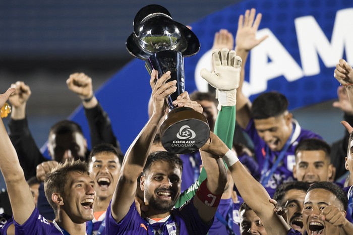 Jugadores de Defensor Sporting, el 6 de diciembre, tras salir campeones de la Copa Uruguay, en el estadio Centenario. · Foto: Ramiro Cicao