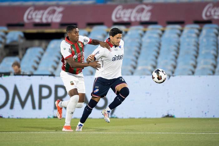 Marcos Montiel, de Deportivo Maldonado, y Nicolás Rodríguez, de Nacional. · Foto: Ramiro Cicao