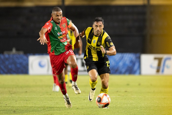 Martín González, de Boston River, y Jaime Báez, de Peñarol. · Foto: Ramiro Cicao