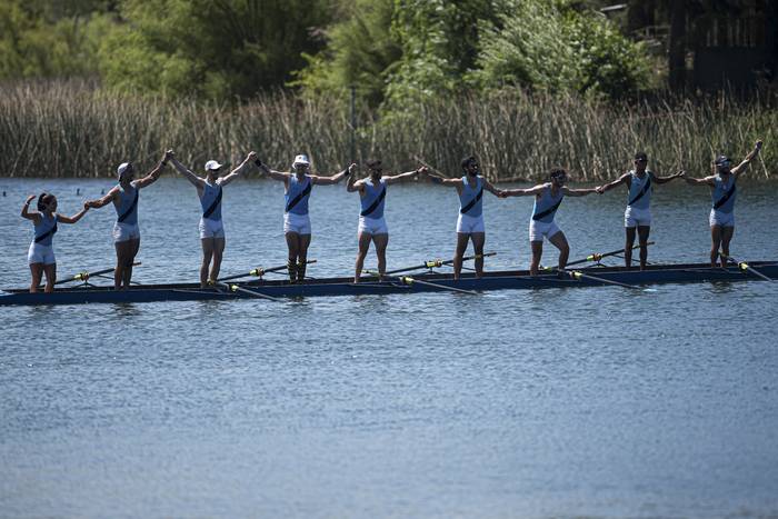 El equipo de Montevideo Rowing Club, campeón en el Ocho con timonel. · Foto: Ramiro Cicao