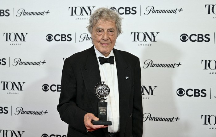 Tom Stoppard posa con el premio a la mejor obra "Leopoldstadt" en la sala de prensa del Radio Hotel durante la 76.ª edición de los Premios Tony, el 11 de junio de 2023. · Foto: Angela Weiss, AFP