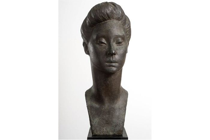 Cabeza de mujer, Bronce, 62 x 23 x 31 cm.