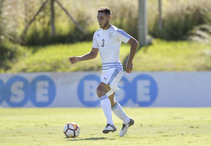 Sebastián Cáceres, durante un partido de la selección uruguaya sub 20, en el Complejo Uruguay Celeste (archivo, enero de 2019). · Foto: Sandro Pereyra