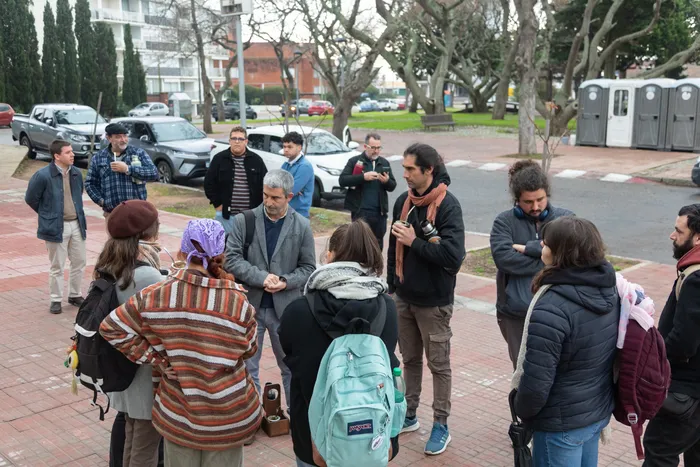 Pablo Caggiani y estudiantes del CERP, en Piriápolis el 27 de agosto · Foto: Pablo Serrón