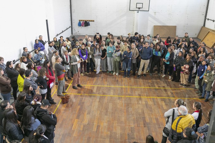 Reunión de la comunidad educativa del liceo de Piriápolis, el martes 26. · Foto: Pablo Serrón