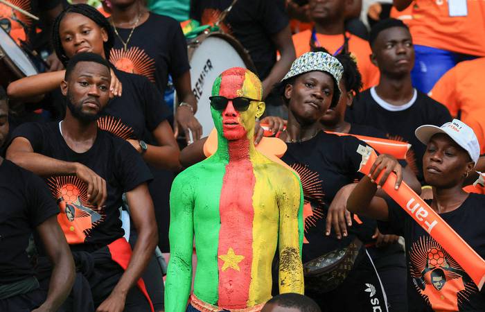 Hinchada de Camerún, durante el partido ante Argelia clasificatorio para el mundial de Catar, el 25 de marzo, en el estadio Omnisport de Douala, en Douala, Camerún. · Foto: Daniel Beloumou Olomo, AFP