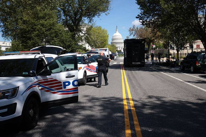 Socorristas investigan un artefacto explosivo en una camioneta cerca de la Biblioteca del Congreso, 19 de agosto de 2021, en Washington. Foto: Win McNamee, Getty Images, AFP