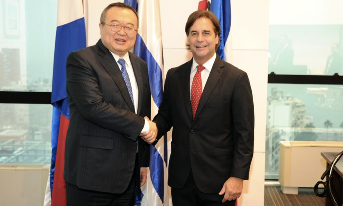 Liu Jianchao y  Luis Lacalle Pou, el 6 de agosto, en Torre Ejecutiva. · Foto: Presidencia de Uruguay