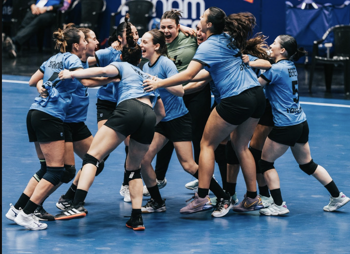 El equipo de handball femenino tras ganarle a Chile, el sábado, en Asunción. · Foto: COU