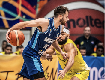 Foto principal del artículo 'Santiago Véscovi: “Estamos creando una buena base para jugar en los próximos años por Uruguay”' · Foto: Federación Uruguaya de Básquetbol