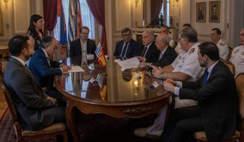 Mario Cardama y Javier García, durante la firma del contrato. · Foto: Ministerio de Defensa