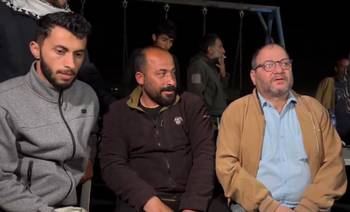 Captura de video de Basel Adra y Hamdan Ballal, dos de los codirectores de la película _No Other Land_, junto a Ofer Cassif, político de la izquierda israelí, en la aldea natal de Ballal, Susiya, tras ser puesto en libertad.
