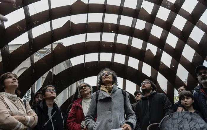 Montaje de la cupula, en el Museo de Artes Visuales. · Foto: Ernesto Ryan