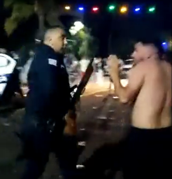 Foto principal del artículo 'Abuso policial en San Carlos: policía que apuntó con una escopeta en video viral fue imputado' · Foto: Captura