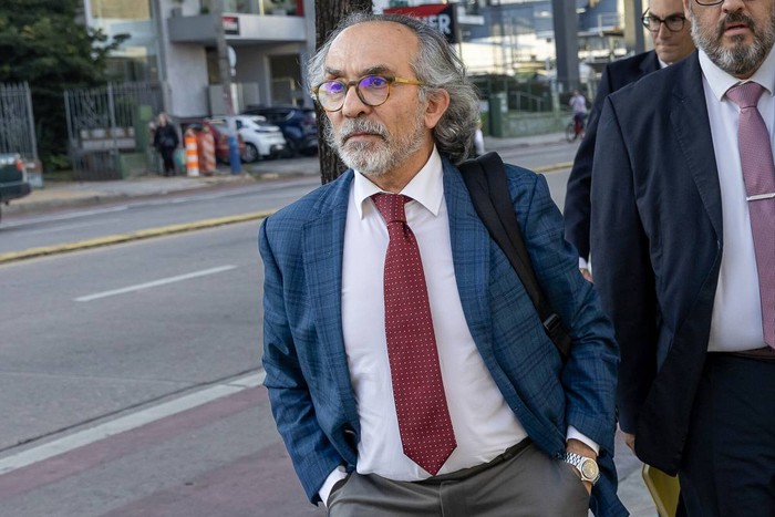 Mario Cardama llega a una reunión en el Ministerio de Defensa Nacional, en Montevideo (archivo, abril de 2025). · Foto: Rodrigo Viera Amaral