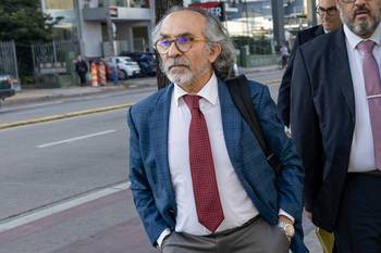 Mario Cardama llega a una reunión en el Ministerio de Defensa, en Montevideo (archivo, abril de 2025). · Foto: Rodrigo Viera Amaral