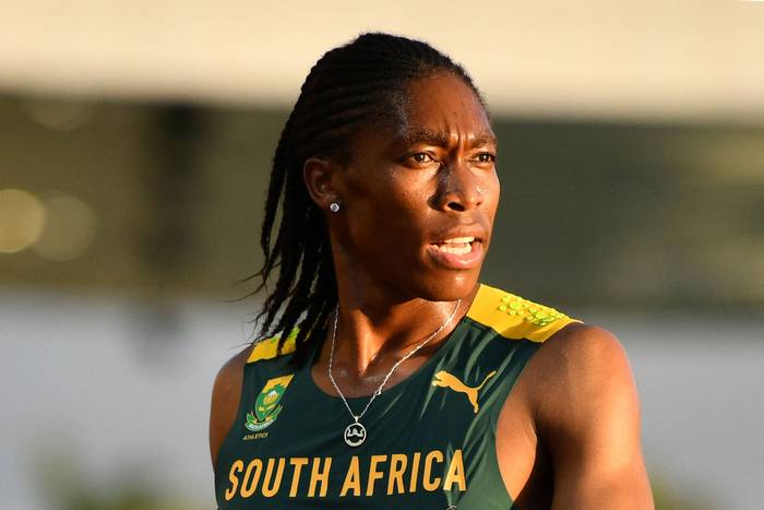 Caster Semenya, en la final femenina de 5000 m del 22º Campeonato Africano de Atletismo en el Complejo Deportivo Nacional Cote d'Or en Saint Pierre (archivo, junio de 2022). Foto: Fabien Dubessay, AFP