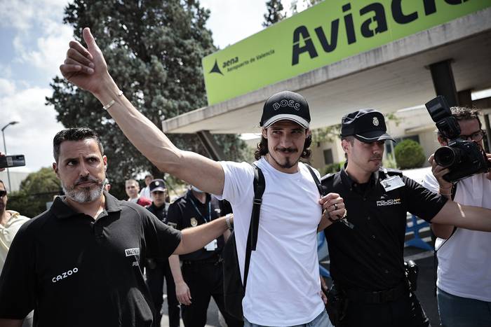Edinson Cavani a su llegada a Valencia, el 29 de agosto. Foto: Biel Alino, EFE