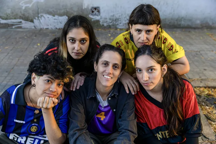 Emilia Colman, María Eugenia Guerrero, María Viola, Fiera y Eloísa Casanova, integrantes de Centeiia Fútbol Club. · Foto: Rodrigo Viera Amaral