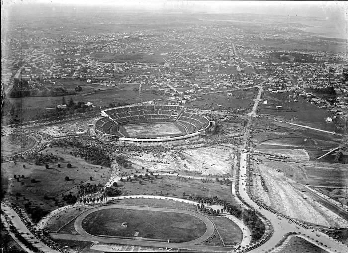 Vista aérea del Estadio Centenario durante la final del primer Campeonato Mundial de Fútbol, el 30 de julio de 1930. Foto: s/d de autor, Centro de Fotografía de Montevideo.