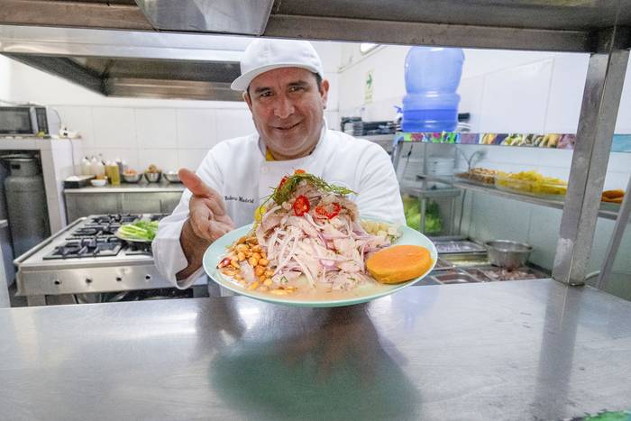 El chef Roberto Madrid con un plato de ceviche tradicional de lubina en el restaurante Aroma de Mar, en Lima. · Foto: Cris Bouroncle, AFP