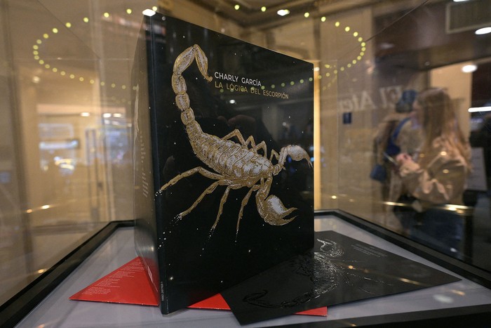 El nuevo disco 'La lógica del escorpión' de Charly García en la librería El Ateneo Grand Splendid de Buenos Aires. · Foto: Juan Mabromata,  AFP