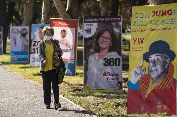 Propaganda electoral en Santiago, el 12 de mayo. · Foto: Martín Bernetti, AFP