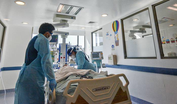 Unidad de Cuidados Intensivos (UCI) del Hospital Guillermo Grant Benavente, el 12 de abril, en Concepción, Chile. · Foto: Guillermo Salgado, AFP