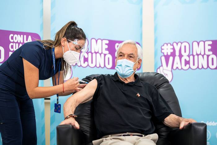 Sebastián Piñera, recibe la cuarta dosis de la vacuna contra la covid-19, el 7 de febrero, en un centro de vacunación en la comuna de Futrono. Foto: Presidenca de Chile · Foto: Alberto Valdes, EFE