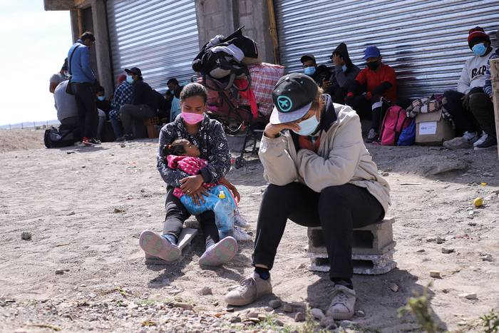 Familia de migrantes venezolana, el 8 de febrero, en Colchane, Chile. · Foto: Ignacio Munoz, AFP