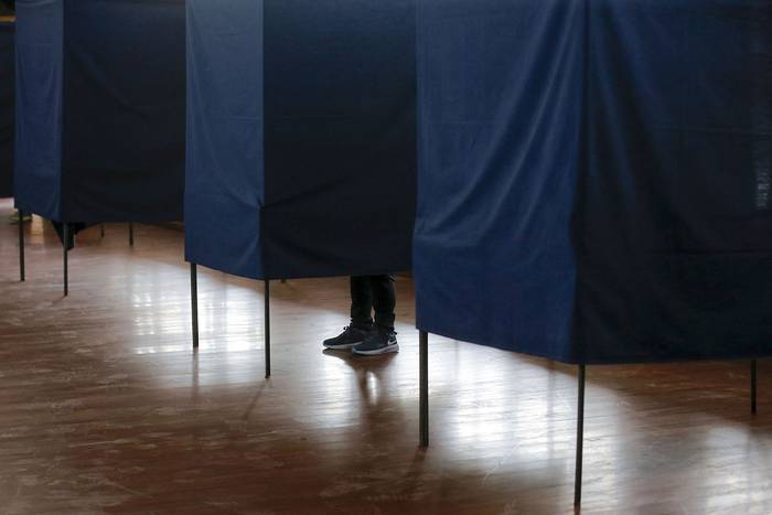 Un hombre vota durante las elecciones primarias presidenciales en Santiago, el 18 de julio de 2021. · Foto: Javier Torres, AFP