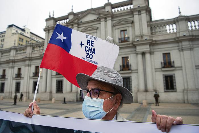 Manifestación contra el borrador de la nueva Constitución, frente al Palacio Presidencial de La Moneda en Santiago, el 31 de agosto. · Foto: Martín Bernetti, AFP