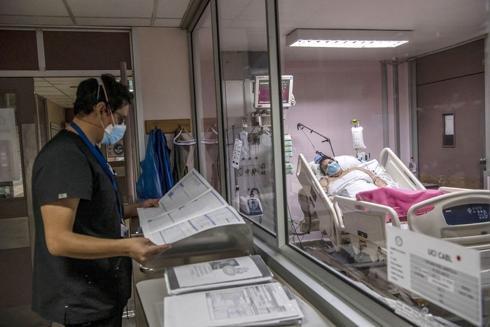 Unidad de Pacientes Críticos, en el Hospital Barros Luco, en Santiago (archivo, junio de 2020). · Foto: Martin Bernetti / AFP