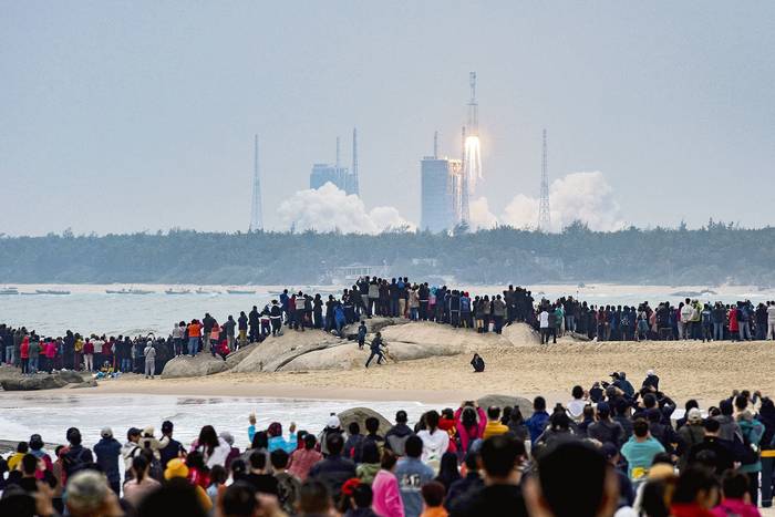Cohete Long March-8, la última flota de vehículos de lanzamiento de Long March, de China, despegando del Centro de Lanzamiento Espacial de Wenchang, en la provincia de Hainan, en el sur de China, el 22 de diciembre. · Foto: Stinger, Afp