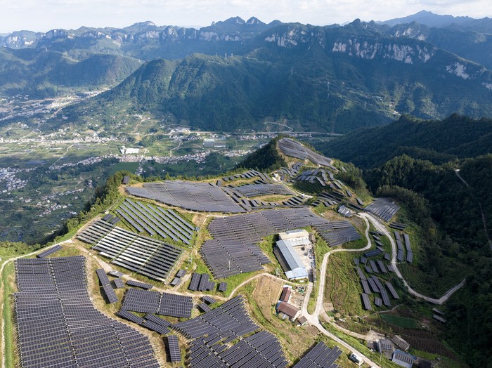Central fotovoltaica en el área del embalse de las Tres Gargantas en la aldea de Sixi, ciudad de Yichang, provincia de Hubei, China. · Foto: Lei Yong, Cfoto / AFP