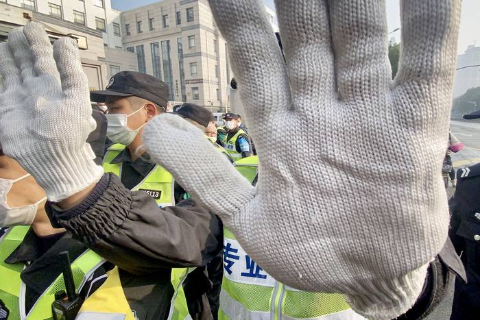 Policías y periodistas afuera del Tribunal Popular del Nuevo Distrito de Pudong, en Shanghái, el 28 de diciembre, donde la periodista Zhang Zhan, está detenida desde mayo. · Foto: Leo Ramírez, AFP