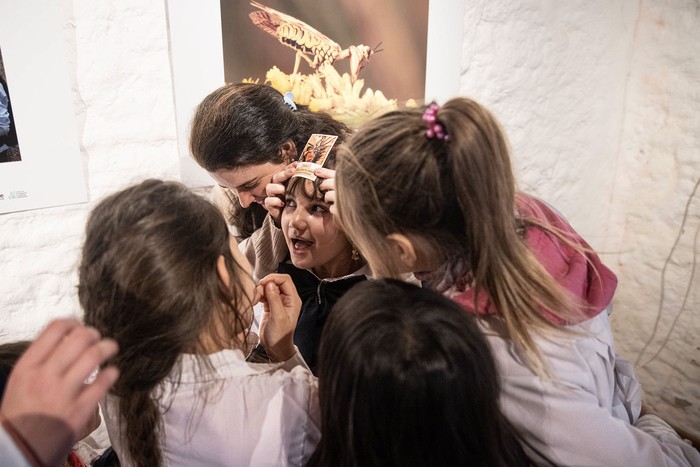 Escolares de visita a la muestra Ciencia que siembra, en el Molino de Pérez. · Foto: Mara Quintero