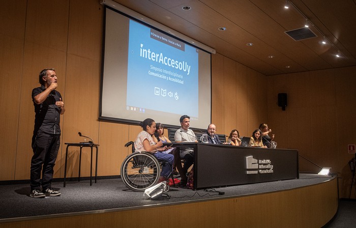 Cierre de InterAccesoUY, primer Simposio Interdisciplinario sobre Comunicacion y Accesibilidad. · Foto: Difusión